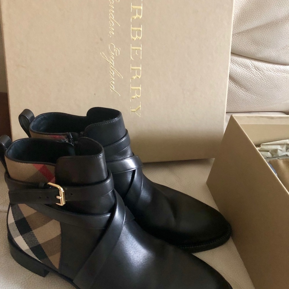Burberry Vaughan Flat Ankle Boot Housecheck